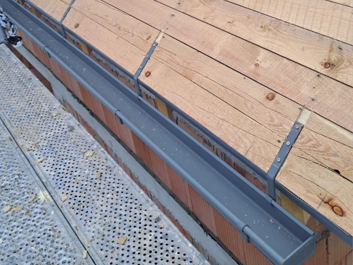 Montáž střešních oken a okapů RD 1B2 a 2B1