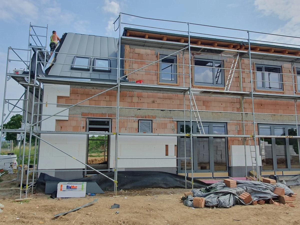 Osazení všech oken a dveří DC-1