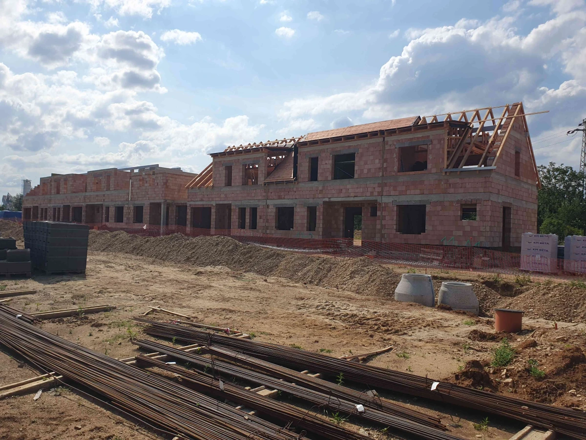 Vyzdívky a zahájení tesařských prací na DC-2